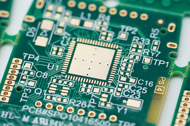 Cad iad na buntáistí a bhaineann le cláir chiorcaid ilchiseal PCB?